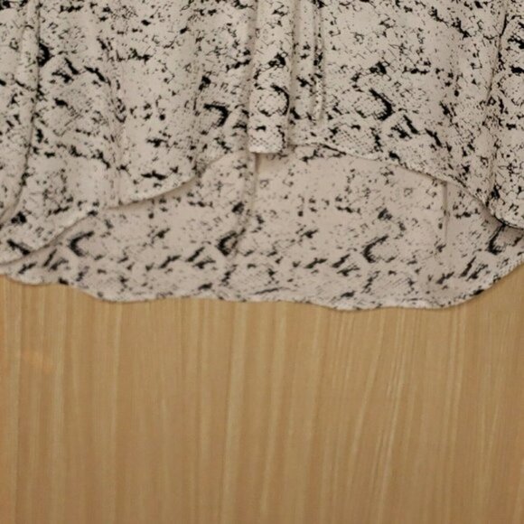 Eight Sixty Snake Print High Low Flowy Blouse Med - Picture 5 of 7